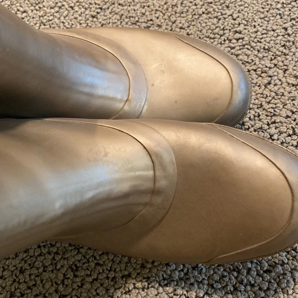 Ugg Shearling Rain Boot in Matte Gold Size 7 in EUC